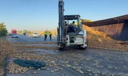 Patates yüklü tır devrildi: 30 ton patates ziyan oldu