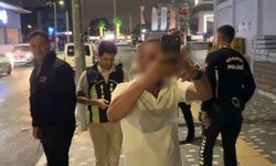 Alkollü sürücüden ilginç hareketler.. Yüzünü sakladı, basın mensubunu kayda alıp küfür etti