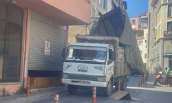 Kamyonetin kasası binanın balkonuna çarptı