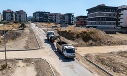 Turgutlu’da 2 kilometrelik yol sıcak asfaltla yenileniyor