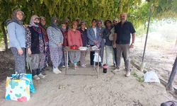 Manisa'da çiftçiden tarım işçisine üzüm bağında doğum günü sürprizi