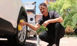 Dükkanını yanında taşıyor, kapı kapı gezerek araba yıkıyor