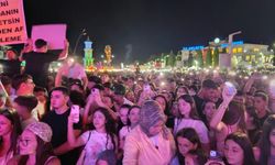 Merve Özbey, Selendi'yi şarkılarıyla coşturdu