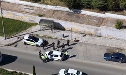 Denetimi görünce yer değiştirdi, dron saniye saniye kaydetti