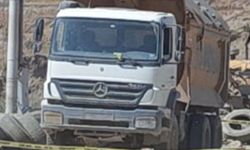 Manisa'da kum ocağında kamyonun altında kalan bir kişi hayatını kaybetti