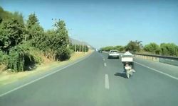 Motosiklet bir anda yola atladı, sürücünün refleksi sayesinde faciadan dönüldü