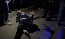 Kalabalık gruba laf attı, dayak yedi: Silahı çekip yanlışlıkla kendini vurdu