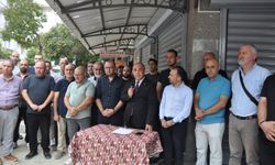 Manisa’da silahlı soygun girişimini kınayan kuyumcular aynı anda kepenk indirdi