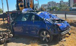 İzmir'de otomobil akarsu havzasına uçtu: 1 ölü, 2 yaralı