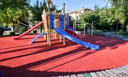 Manisa'da park ve oyun alanlarına güvenli zemin