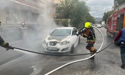 Burhaniye’de seyir halindeki araç alev alev yandı