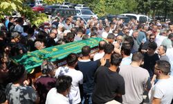 Kazada ölen genç, annesinin mezarına, acısına dayanamayan babası ise yanlarına defin edildi
