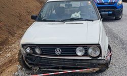 Su doldururken kendi aracının altında ezildi