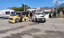 Muğla'da otomobil ile kamyonet çarpıştı: 5 yaralı