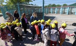 Minikler bakımevindeki hayvanları ziyaret etti