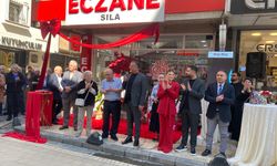 Alaşehir’de Eczane Açılışında Duygusal Anlar: “Canım Babam, Evladın Başardı”