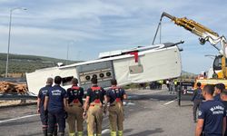 Manisa'daki feci kazada araçlar çekiciyle kaldırılıyor