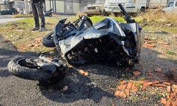 Otomobille çarpışan motosiklet sürücüsü havaya uçtu