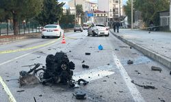 Dükkana çarpıp yola savruldu! Otomobilin motoru yerinden çıktı