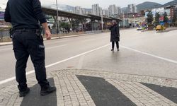 Çocuğunu göremeyen kadın boynuna bıçak dayadı, ekipler ikna etti