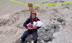 Kurtarma operasyonunda ninni söyleyerek bebeği uyutan AFAD personeli o anları anlattı