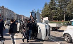Kontrolden çıkan otomobil araçlara çarpıp ardından yan yattı