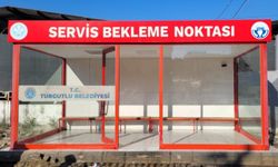 Turgutlu'daki servis durakları temizlenirken vatandaşlara da çağrıda bulunuldu