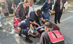 Yaşlı kadına çarpan gencin panik anları kamerada