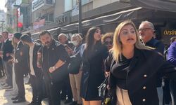 İzmir’de gazetecilere engel! Yeni Partililer etten duvar ördü