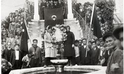 Demirci’de tarihi Cumhuriyet fotoğrafı 98 yıl sonra yeniden canlandırıldı