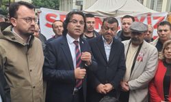 Başkan Doğan’ın destekçileri ikinci günde de belediye önünde buluştu