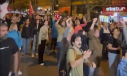 İzmir’de hareketlilik: Cemil Tugay’ın  AK Parti kararına karanfilli protesto
