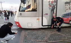 Herkes ezildi sandı, tramvay geçince gerçek ortaya çıktı