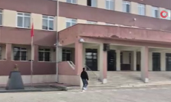 Sınava geç kaldı, öfkesini gazeteciden çıkardı!