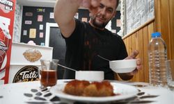Acısız yaşayamıyor: Tatlıya bile pul biber atıp yiyor