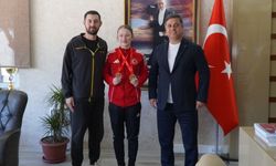 Manisa’nın gururu Nurbade Büber’e İl Müdürü Öztürk’ten ödül