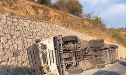 Salihli-Köprübaşı yolunda korkutan tır kazası