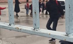 Yağmur bastırdı, okul yönetimi öğrencileri yalnız bırakmadı