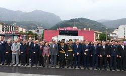 Manisa’da Cumhuriyet Bayramı Ata’ya çelenkle başladı