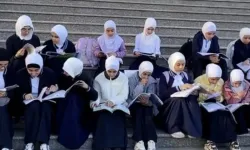 Azerbaycan'da başörtülü öğrenciler okula alınmadı