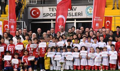 Yunusemre’de 23 Nisan coşkusu yeşil sahada yaşandı