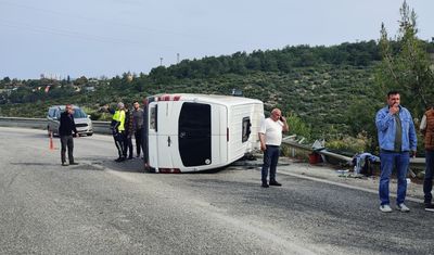 Aydın'da otomobille çarpışan yolcu minibüsü yan yattı: 10 yaralı