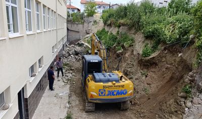 Selendi’de çöken okul duvarında yapım çalışmaları başladı