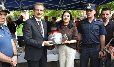 Salihli’de motosiklet sürücülerine kask dağıtıldı