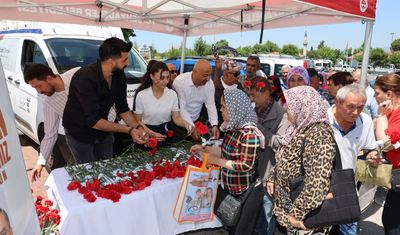 Şehzadeler Belediyesinden karanfil dağıtımı