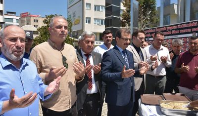 Salihli'de şehit aileleri aşure geleneğini sürdürdü