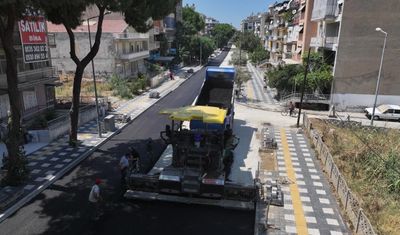 Manisa Büyükşehir Belediyesi, Salihli’de 4 caddeyi sıcak asfaltla yeniliyor