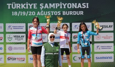 Akhisarlı bisikletçiler Türkiye Şampiyonası’nda kürsüyü doldurdu