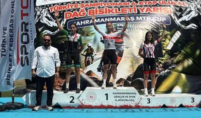 Akhisarlı bisikletçiler Kahramanmaraş’ta madalyaları topladı