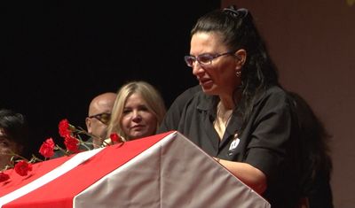 Özlem Esmergül, erkek arkadaşı Serhat Kılıç'ı gözyaşları içinde uğurladı